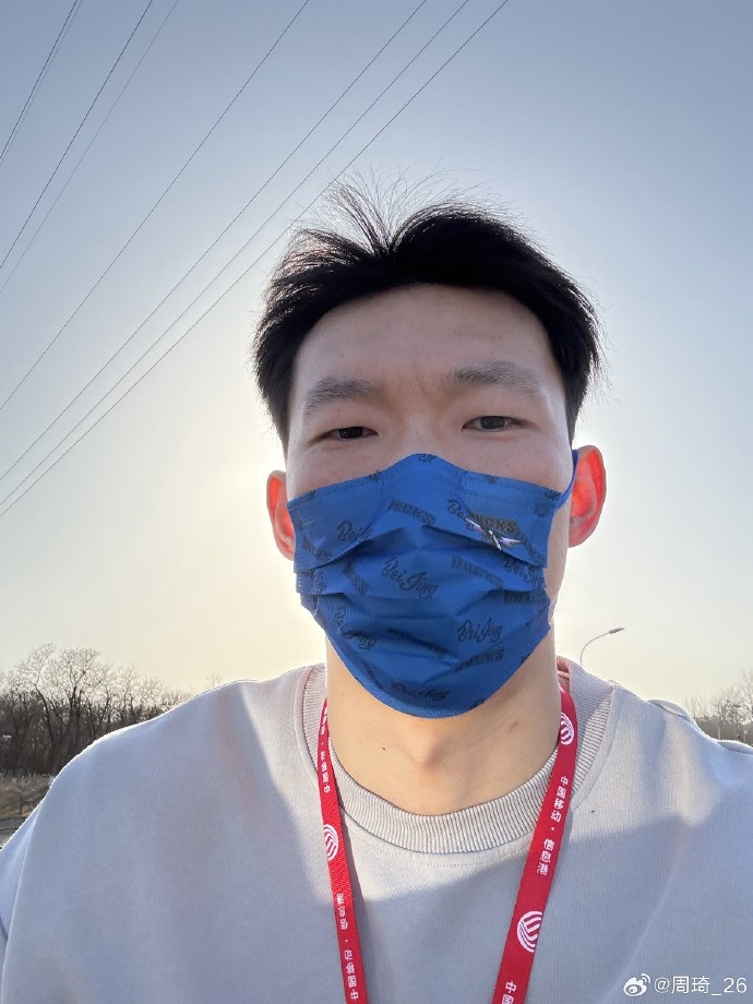 悠閑！周琦騎京牌電動車出行：太陽出來了 開京牌兜兜風(fēng)！