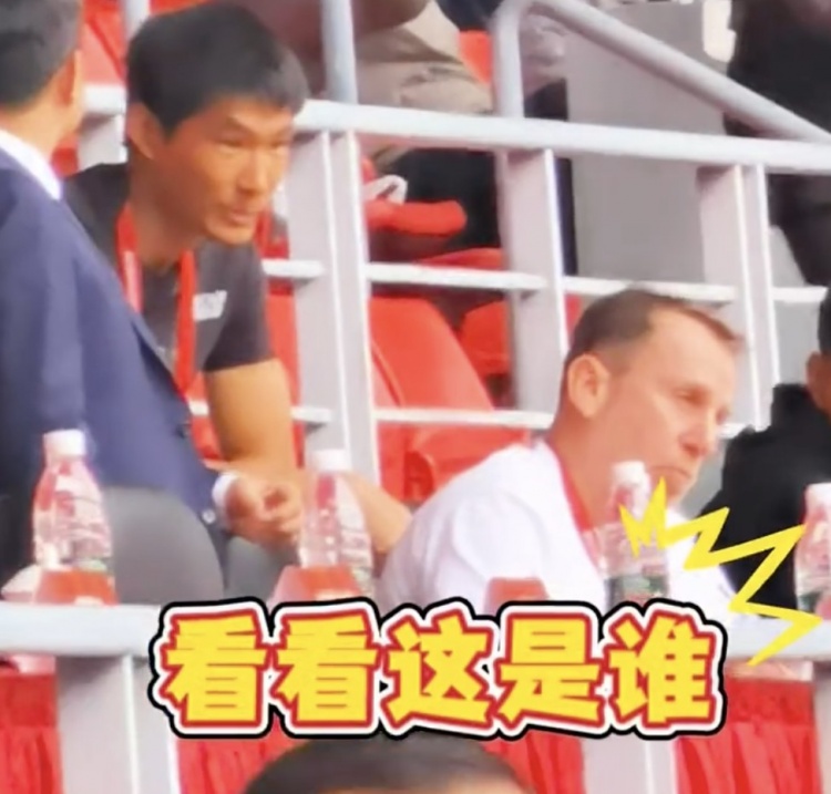 久爾杰維奇現(xiàn)身鹽城，現(xiàn)場(chǎng)觀(guān)看中國(guó)U22國(guó)足vs韓國(guó)