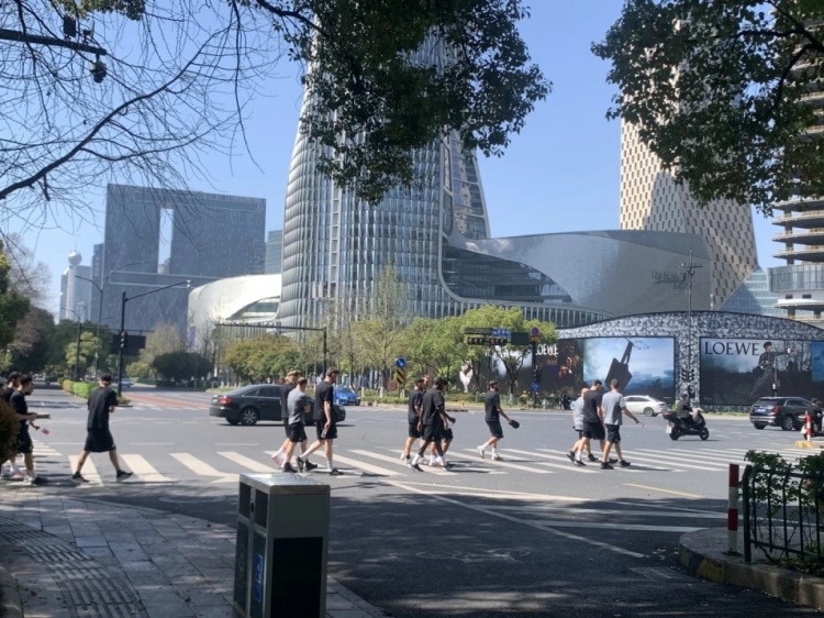 心態(tài)放松，有網(wǎng)友拍到澳大利亞隊(duì)早上在萬象城citywalk