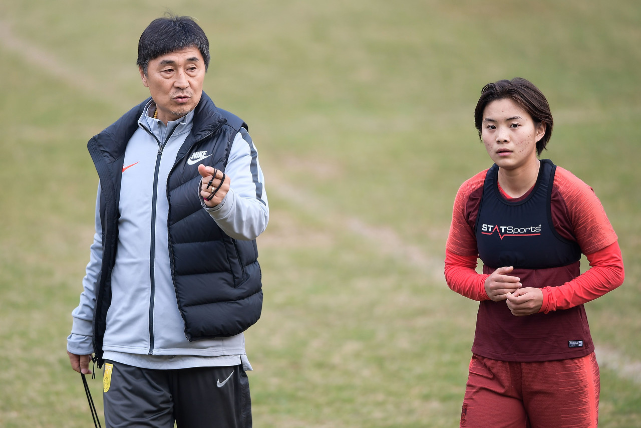 王霜與網友互動時談賈秀全“茶葉?！保翰恍枰I，是他送我們喝