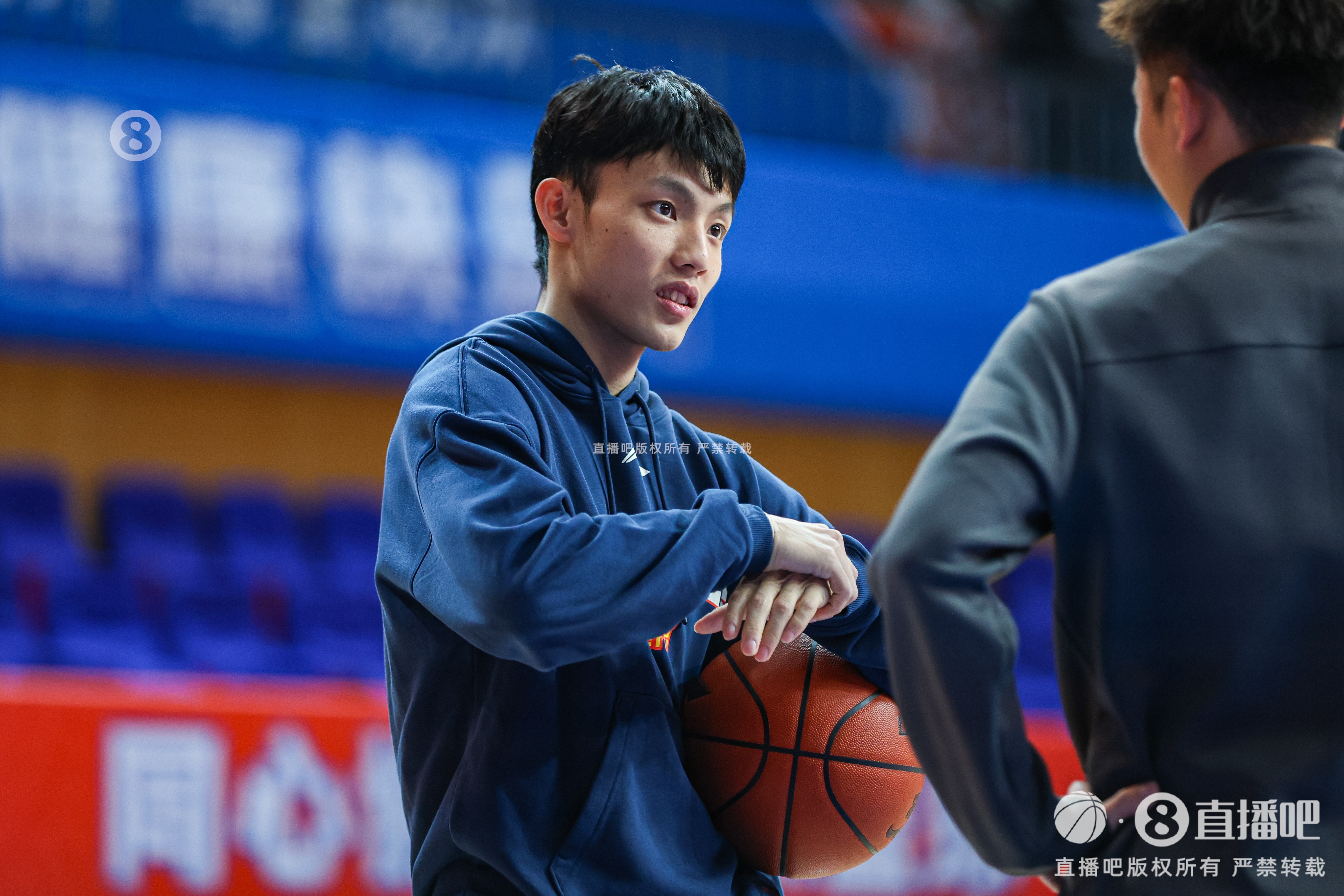 徐杰回應(yīng)“搓澡”防守：那不然我們小個(gè)怎么防 就得主動去騷擾球